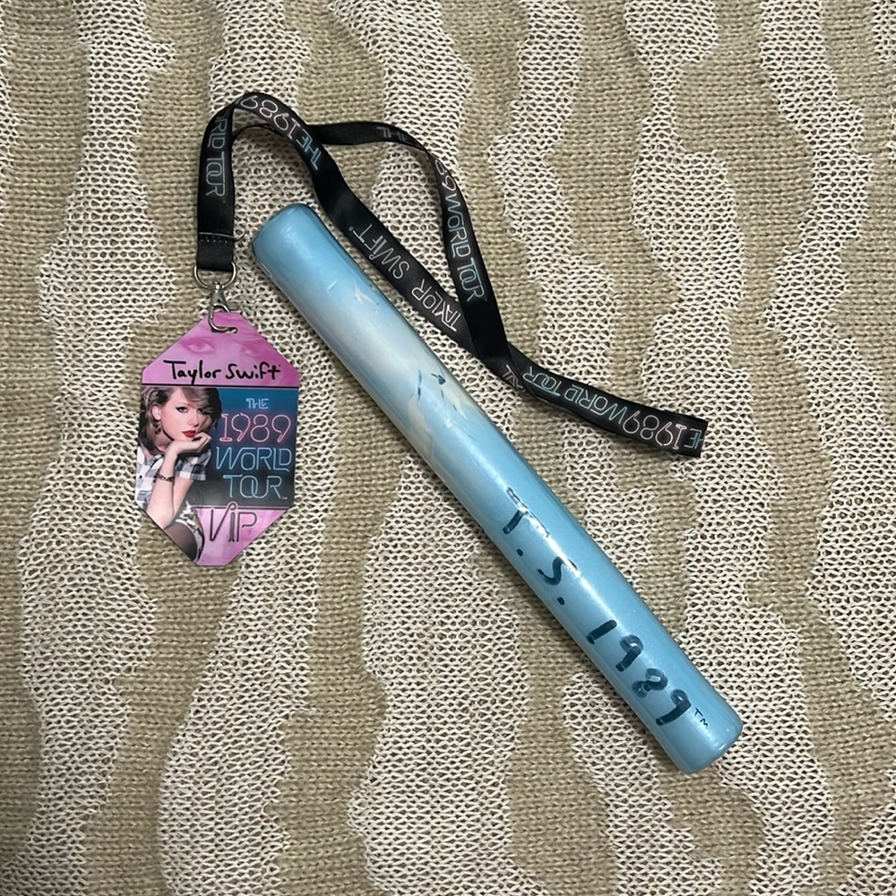 Taylor Swift 1989 Lanyard & Light Up Wand